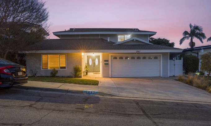 Lomita Casa | Spacious Home with Amazing Skyline & Mountain Views