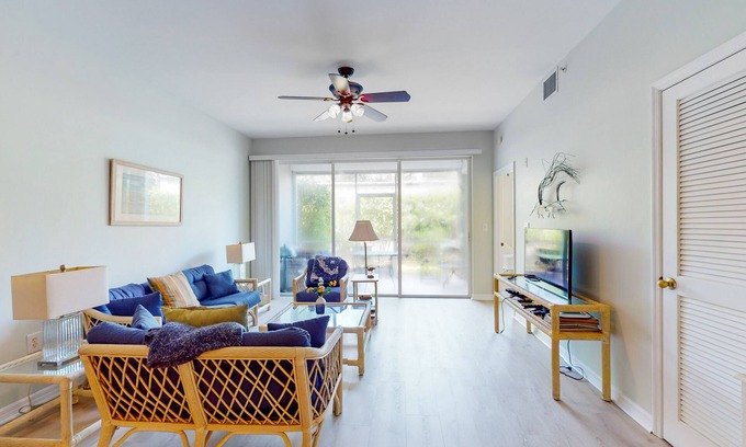 Vanderbilt Beach Condominio | Spacious home with enclosed patio & shared outdoor pool