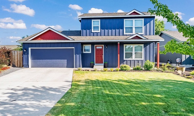 Redmond Casa | Spacious home with fenced dog-friendly yard, fireplace, central AC, W/D, WiFi
