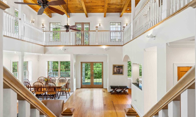 Hood Casa | Spacious Home with Foosball, PingPong and Gym
