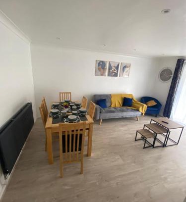 Harlow Casa | Spacious Home with Garden in Harlow, Suitable for Contractors & Relocators