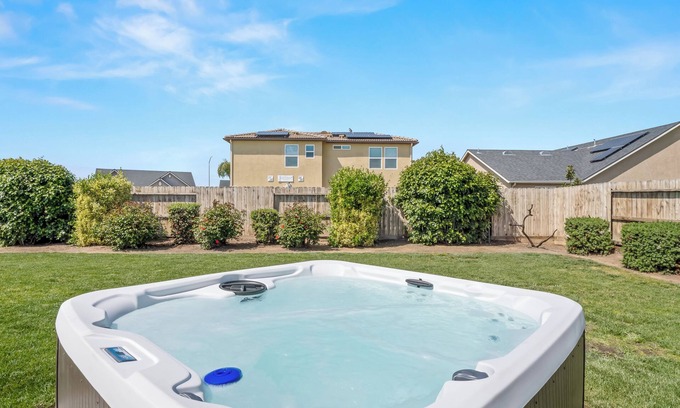 Raisin Casa | Spacious Home with new Hot tub I Fire pit I BBQ