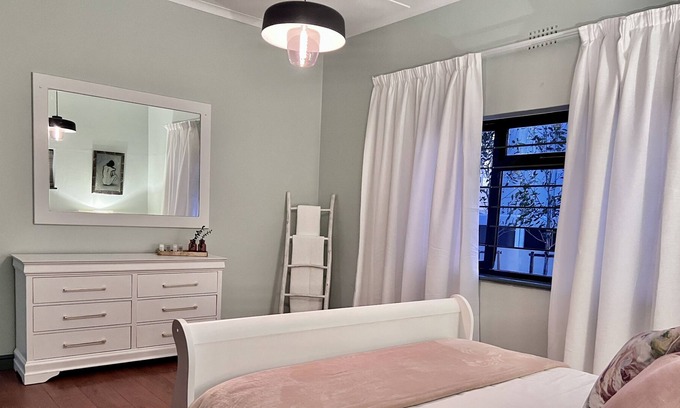 Strand Otro | Spacious home with pool 200M from beach