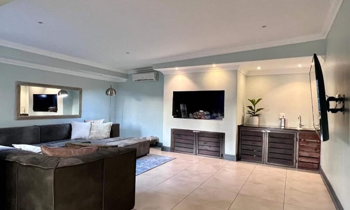 Strand Casa | Spacious home with pool 200M from beach