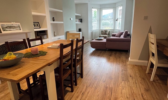 Bath Casa | Spacious house in glorious Bath suburbs - large garden & private parking