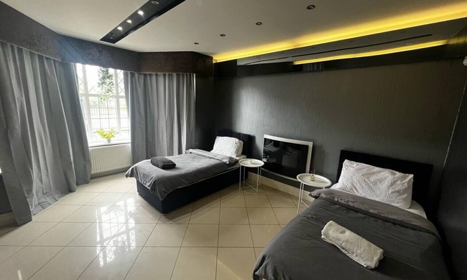 Luton Casa | Spacious House in Luton -11 Beds