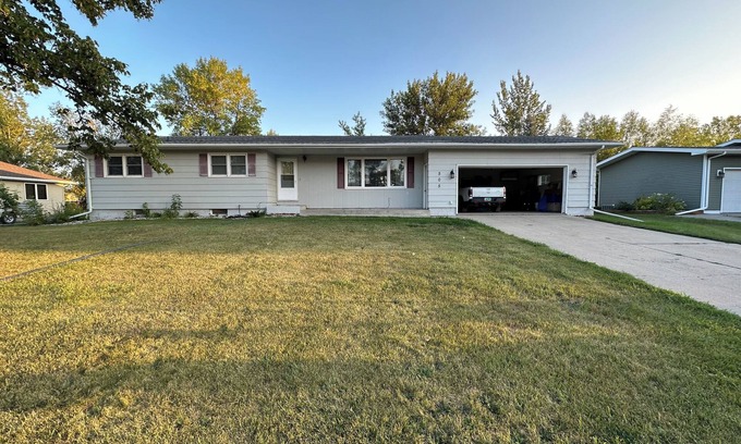 Manvel Casa | Spacious house in Manvel ND just 10 minutes north from Grand Forks!
