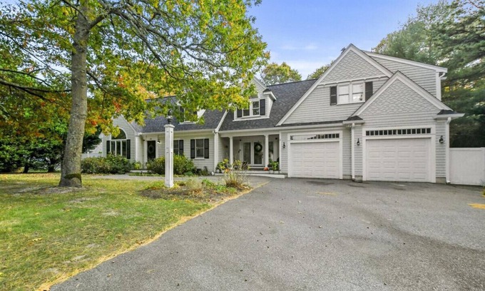Waquoit Village Casa | Spacious house in wonderful Falmouth with Wi-Fi, AC, Close to beaches, shops