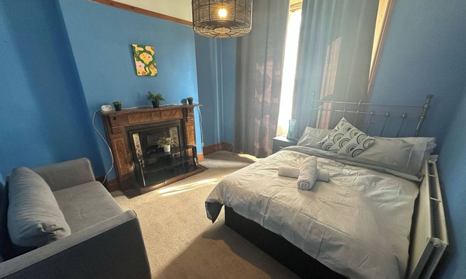 Walsall Casa | Spacious House- Parking, Garden & Central Location