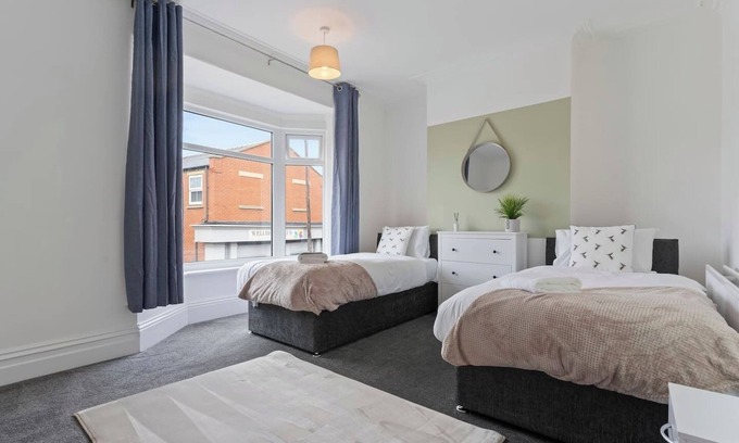 Redcar Casa | Spacious House Sleeps 9 Town Centre Free Parking Fast WiFi