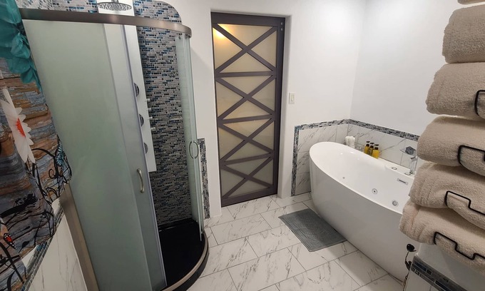 Zachary Casa | Spacious House w/ Jacuzzi Tub