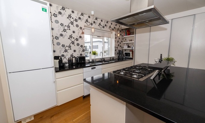 Akureyri Casa | Spacious House with 2 Apartments - 2 min from Downtown Akureyri!