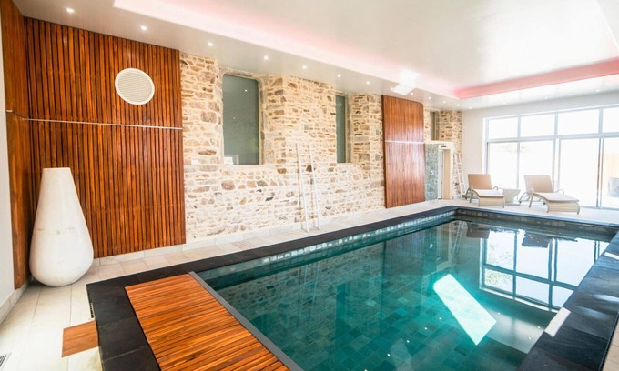 Grosville Cabaña | Casa espaciosa con piscina cubierta y jardín, cerca del mar