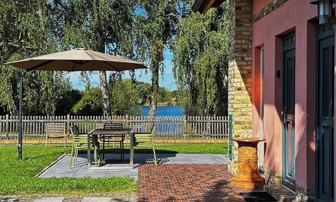 Paewesin Cabaña | Amplia casa con vista al lago, jardín y bote de remos en el Beetzsee