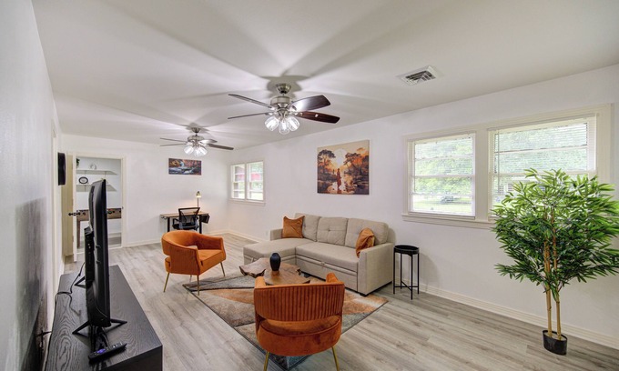 Beaumont Casa | Spacious house with massage chair and game room