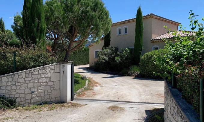 Vesseaux Casa | Amplia casa con piscina y jardín ideal para vacaciones familiares.