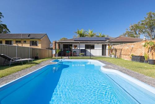 Wyongah Casa | Spacious House with Pool - 5 min walk to Lake