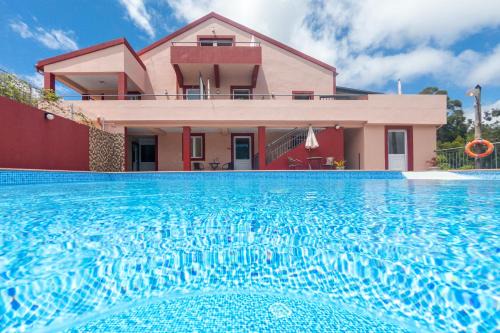 Prazeres Casa | Spacious House with Pool in Prazeres
