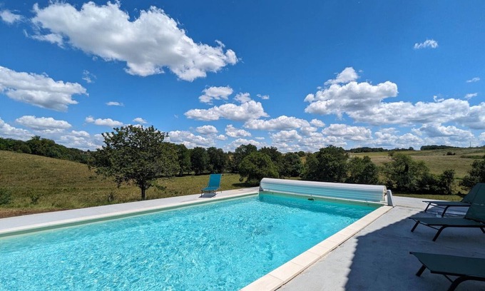 Montbron Cabaña | Casa amplia con piscina privada, aire acondicionado, Wi-Fi, se admiten mascotas y parking
