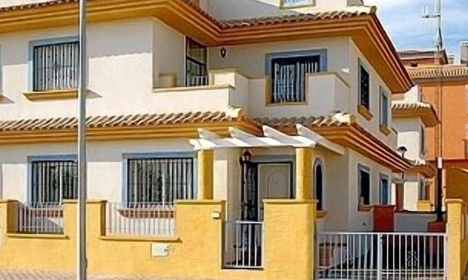 La Tercia Casa | Amplia casa con piscina compartida en una ubicación tranquila del pueblo. ** Wi-Fi gratis **