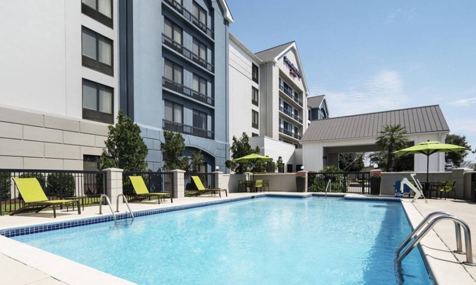Southeast Houston Hotel | Spacious Houston Suite w/ Complimentary Breakfast, Pool Access & Shuttle Service