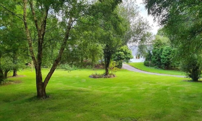 Killorglin Casa | Spacious idyllic wooded Ring of Kerry 4 bedroom retreat - Epic Views and Gardens