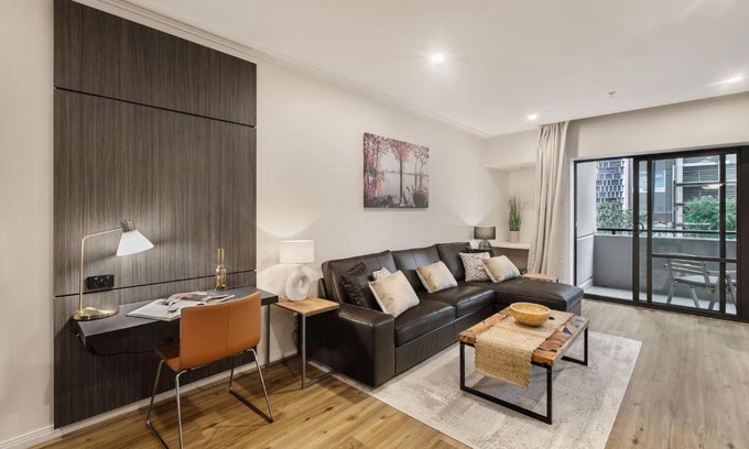 Chinatown Apartamento | Spacious Inner-city Stay with King Bed and Balcony