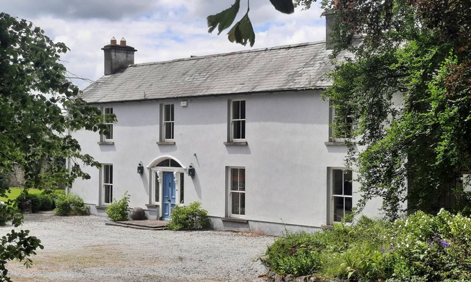Shinrone Casa | Spacious Irish Country House and Gardens packed with country charm and mod cons.