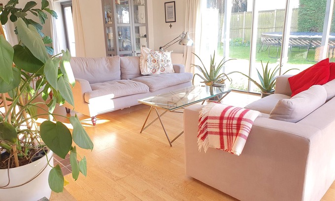 West Mersea Casa | Spacious Island beach house. w/Hot Tub