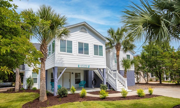 Isle of Palms Casa | Spacious Isle of Palms Beach Home with Hot Tub, Game Room, & Modern Amenities