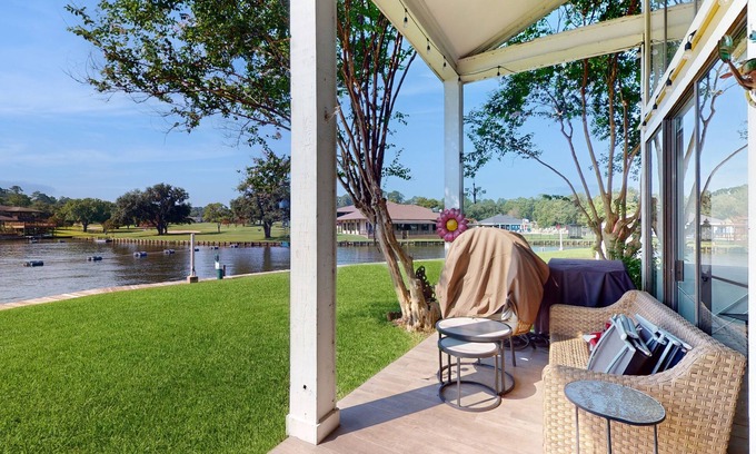 April Sound Condominio | Spacious Lake Front Condo, Fish Right Outside the Back Patio