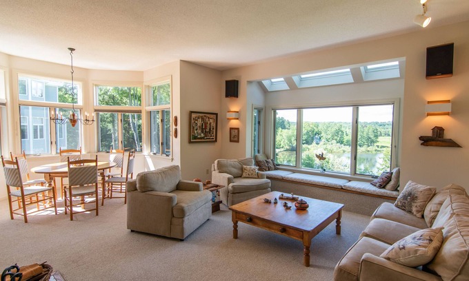 Lenox Dale Condominio | Espacioso, condominio con vista al lago cerca de Tanglewood en el corazón de los Berkshires!