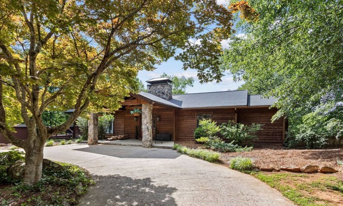 Berea Casa | Spacious Lakefront *Gem* Pet & Family Friendly