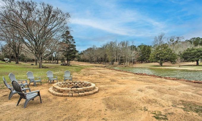 Berryville Casa | Spacious Lakefront Home w/ Fire Pit & Fun Barn!