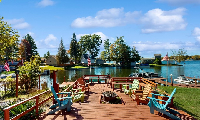 Farwell Casa | Spacious lakefront house with private dock, wifi + kayaks