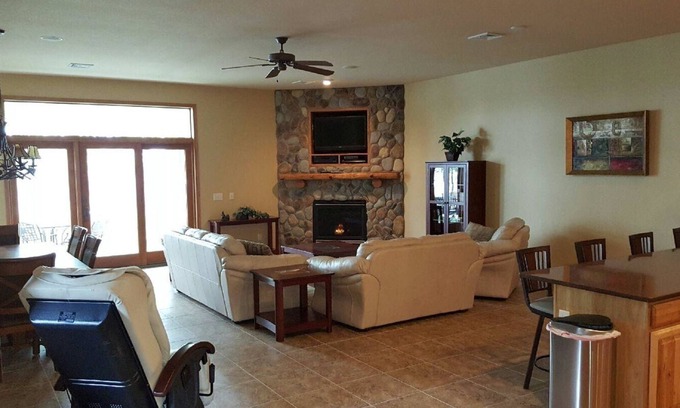 Mauston Casa | Spacious Lakefront Townhome on Castle Rock Lake!