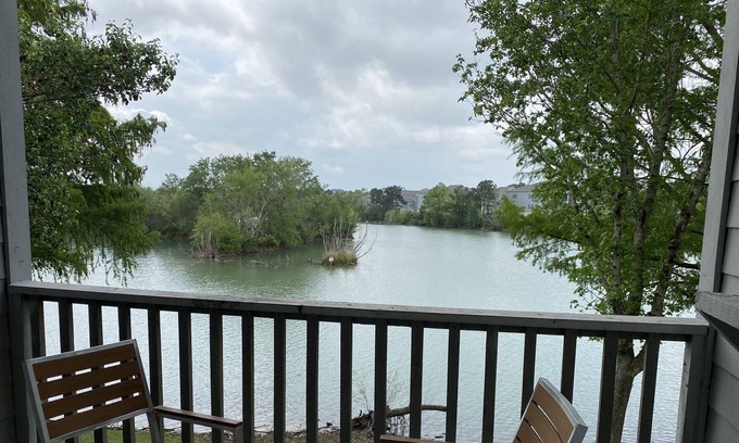 Southbelt/Ellington Apartamento | Spacious lakeside apartment minutes from Hobby, NASA, Downtown