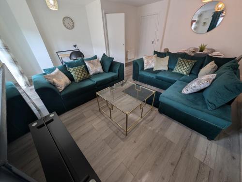 Northampton Casa | Spacious Large 4 Bed Contractor