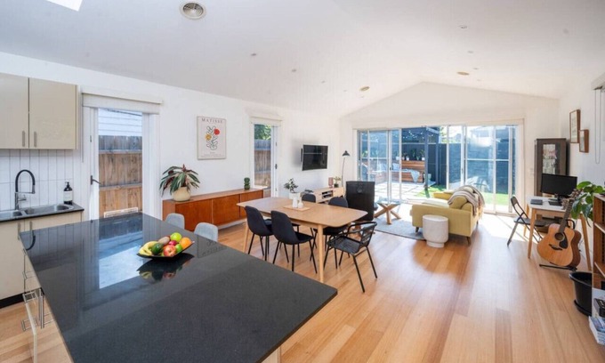 Northcote Casa | Spacious light-filled 3BD sanctuary in Northcote