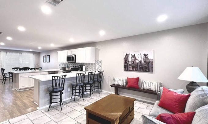 Lewisville Casa | Spacious Living, BBQ, Minutes to DFW Airport, Sleep 16