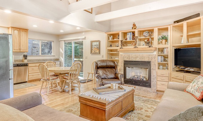 North Upper Truckee Casa | Spacious lodge with wonderful views & large deck - great location, walk to trail