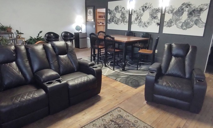 Waubay Cabina | Spacious lodge with custom bunk rooms in prime Lake Area with ample parking.