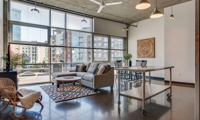 The Gulch Apartamento | Spacious Loft Near Broadway!