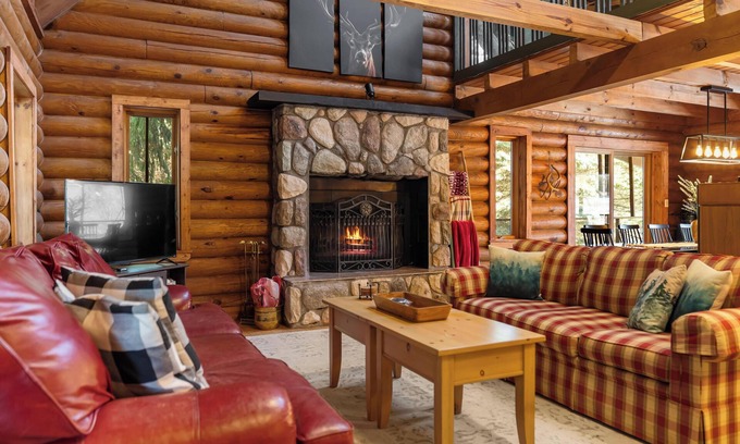 Charlevoix Chalet De Esquí | Spacious Log Cabin for 16+ at ThePinecrestChalet Hot tubs, air hockey, fireplace