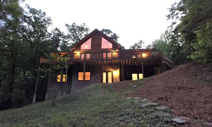 Lake Lure Casa | Casa de registro espaciosa, frente al mar, muy privada, reserve ahora para vacaciones familiares
