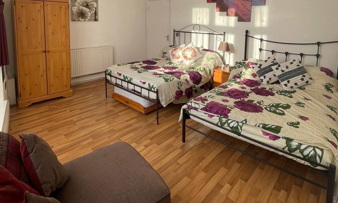 Tottenham Casa | Spacious London House near Tottenham Hotspur Stadium - Sleeps 16