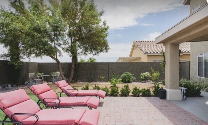 Sovana Casa | Spacious lovely 5-bedroom home in quiet cul-de-sac near the famous Strip.