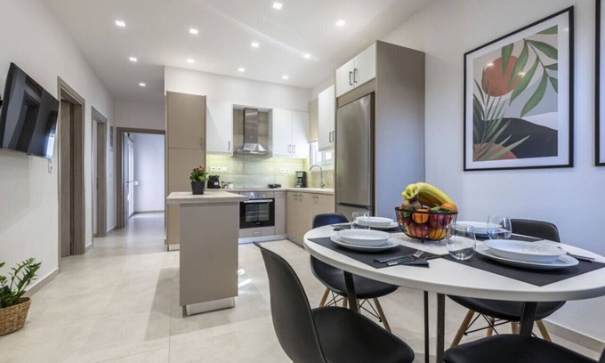 Kos Apartamento | Spacious & Luxe 3 BR Downtown