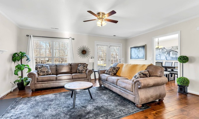 Winston - Salem Casa | Family Sized Home sleeps 12 w/ king bed, near hospitals huge fenced yard