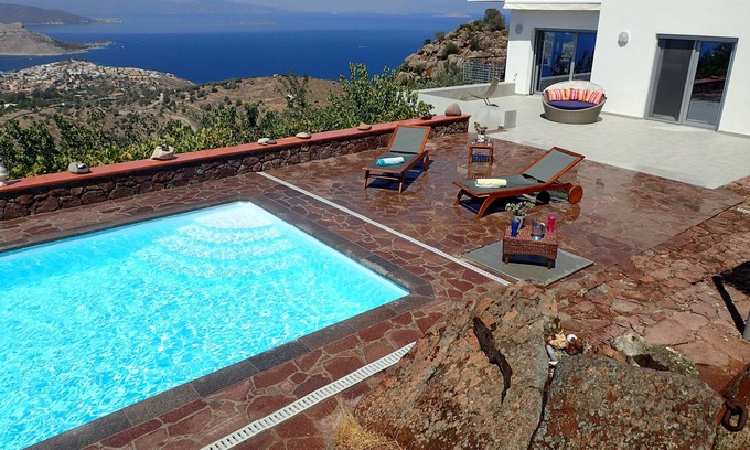 Kontos Villa | ESPACIOSO - LUJOSA VILLA DE ARTE CON VISTAS AL MAR, PISCINA Y MAGNÍFICO PUESTO DE SOL!